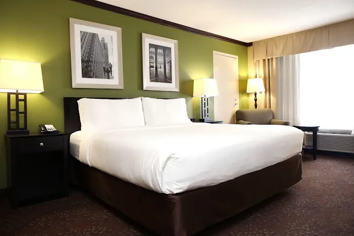 Holiday Inn Chicago Oakbrook by IHG 4