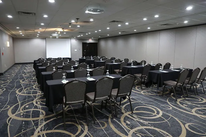 Holiday Inn Chicago Oakbrook by IHG 4