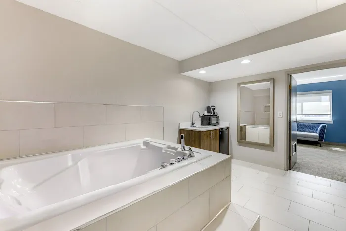 Holiday Inn Express Chicago-Downers Grove by IHG 4