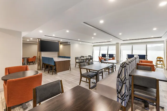 Holiday Inn Express Chicago-Downers Grove by IHG 4