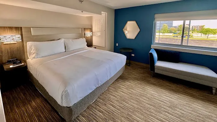 Holiday Inn Express Chicago-Downers Grove by IHG 4