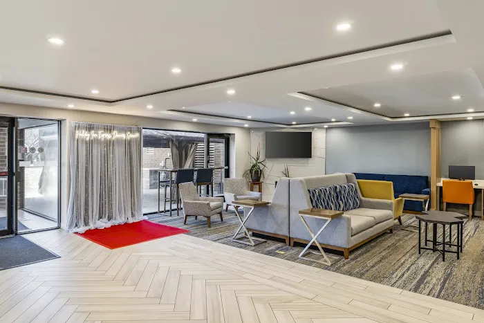Holiday Inn Express Chicago-Downers Grove by IHG 4