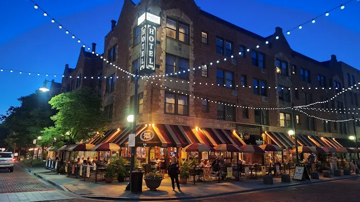 The Carleton of Oak Park Hotel 4