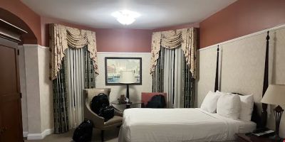 The Carleton of Oak Park Hotel