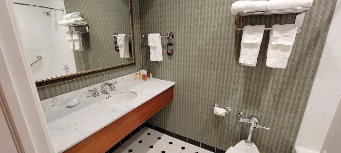 The Carleton of Oak Park Hotel 4