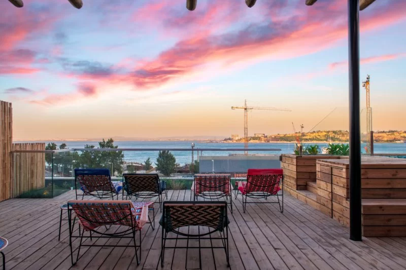 Hotels That Host Rooftop Acoustic Jam Sessions: Ultimate Guide