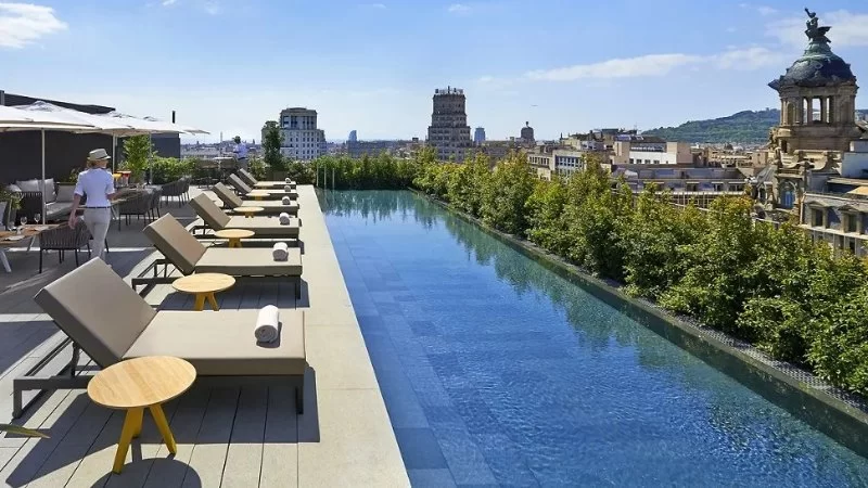 Hotels with Scenic Rooftop Gardens – A Complete Guide to the Best Views
